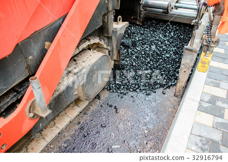 Carrying out repair works: asphalt roller 32916794