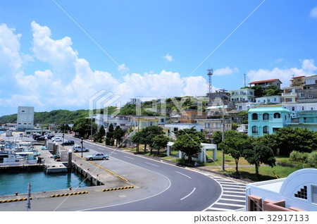 Sarahama Port and the village of Irabu Island (Miyakojima City, Okinawa Prefecture) 32917133