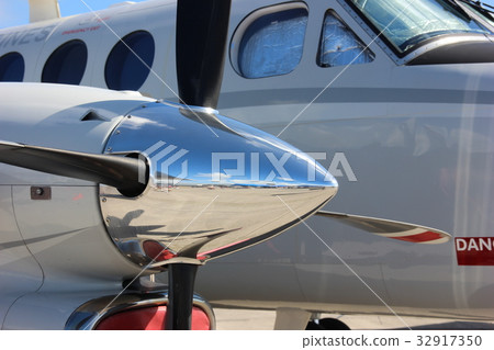 Airplane propeller 32917350