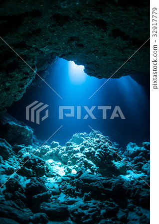 衝入洞穴沖繩縣，宮古群島，伊拉克島，十字大廳的水下燈 32917779