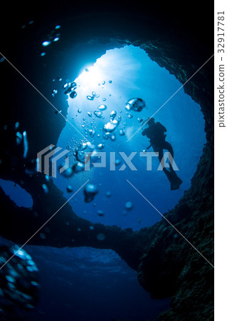 水下洞穴和潛水員的剪影沖繩縣，宮古群島，伊拉貝島，W拱 32917781