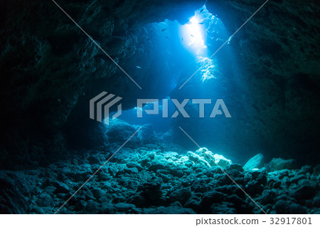 Underwater light that pours into caves Okinawa, Miyako Islands, Shikishima, Palace of the Demon King Underwater light that pours into caves Okinawa, Miyako Islands, Shikishima, Palace of the Demon King 32917801