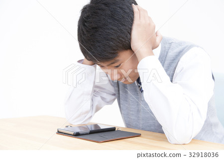 遭受互聯網麻煩的學生男孩 遭受互聯網麻煩的學生男孩 32918036