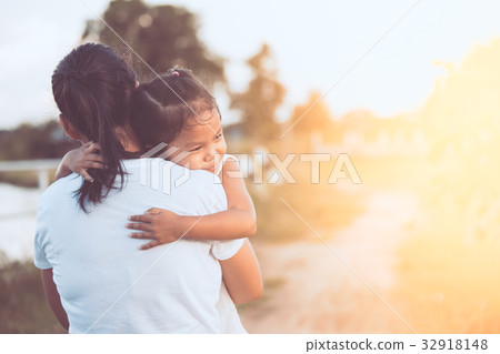 happy asian little girl hugging her mother happy asian little girl hugging her mother 32918148