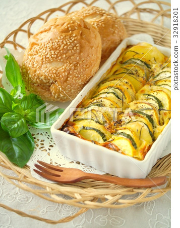 西葫蘆配土豆和迷迭香法蘭絨拼盤(高角度) 西葫蘆配土豆和迷迭香法蘭絨拼盤(高角度) 32918201