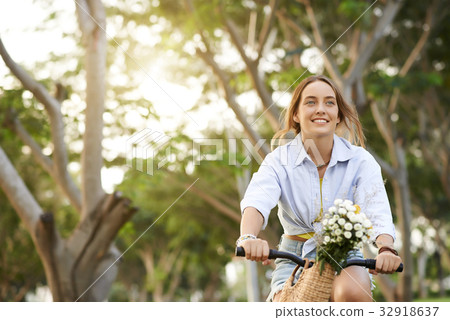 Cycling woman 32918637