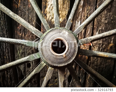 Carrelli ruote relitti sono in legno Carrelli ruote relitti sono in legno 32918793