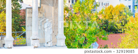 Statue and fragment of ancient roman amphitheater Statue and fragment of ancient roman amphitheater 32919085