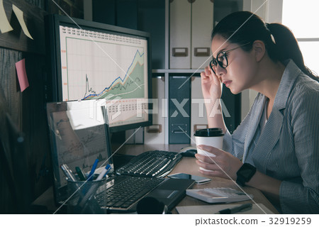 glasses lady in suit sitting computer glasses lady in suit sitting computer 32919259