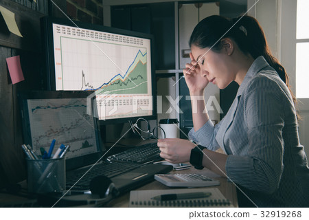 glasses lady in suit sitting computer glasses lady in suit sitting computer 32919268