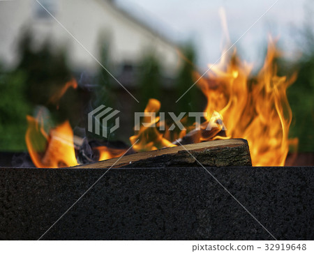 The fire in the grill. 32919648