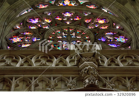 Interior of gothic St. Vitus cathedral 32920896