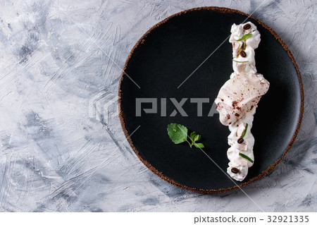Plating dessert meringue 32921335