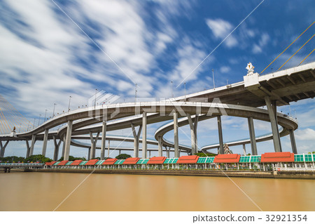 Highway bridge 32921354