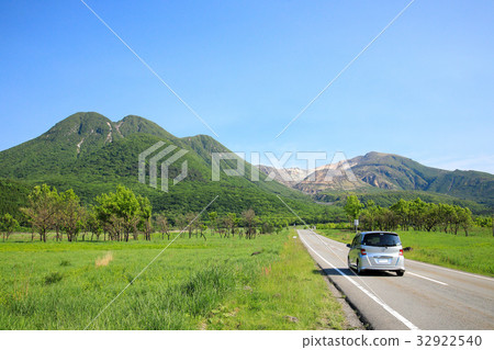 在观看大分县kuju山的同时驾驶新的绿色yamanami高速公路的图像 图库照片