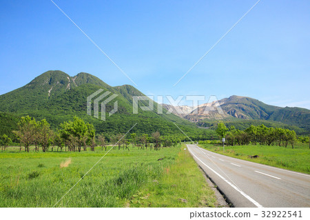 大分縣Kuyama山脈和新鮮的綠色Yamanami高速公路 32922541