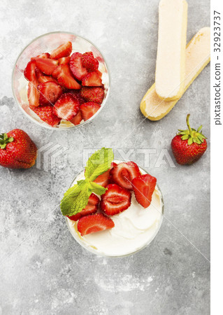 Dessert tiramisu with strawberry 32923737