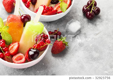 Multi-colored popsicles with strawberry 32923756