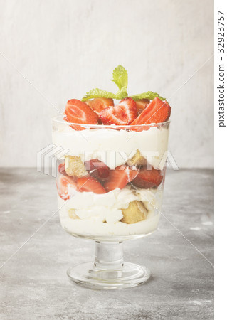 Dessert tiramisu with strawberry 32923757