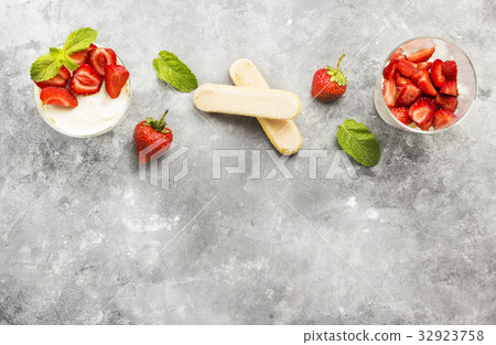 Dessert tiramisu with strawberry 32923758