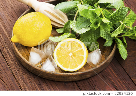 Ingredients for lemonade - lemon, mint, ice Ingredients for lemonade - lemon, mint, ice 32924120
