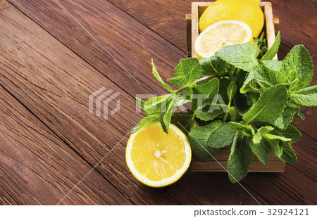 Ingredients for lemonade - lemon, mint 32924121