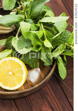 Ingredients for lemonade - lemon, mint, ice Ingredients for lemonade - lemon, mint, ice 32924122