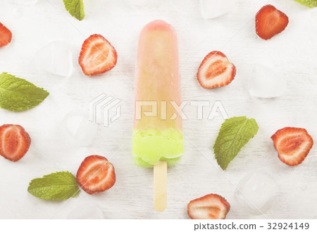 Multi-colored popsicles on a white background Multi-colored popsicles on a white background 32924149