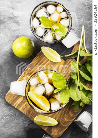 Two glasses of cocktail Cuba Libre 32924164