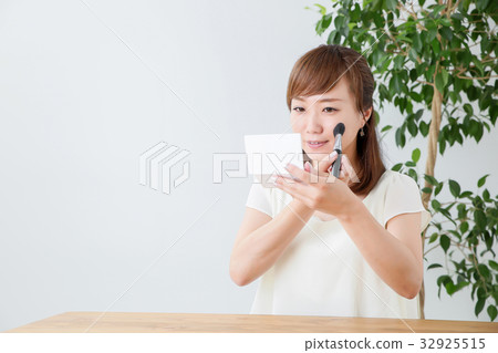 Person who does makeup 32925515
