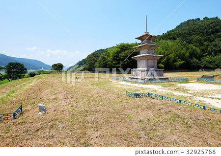 Gyeongju Gangwon-dong East-west three-story pagoda (National Treasure No.112), Gwaneum-siji, Gyeongju, Gyeongbuk, Korea 32925768