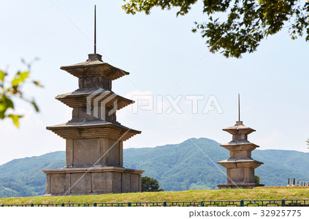 Gyeongju江原洞東西三層寶塔(國寶No.112),Gwaneum-siji,Gyeongju,Gyeongbuk,韓國 Gyeongju江原洞東西三層寶塔(國寶No.112),Gwaneum-siji,Gyeongju,Gyeongbuk,韓國 32925775