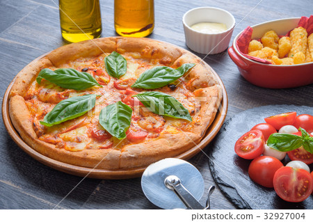 Pizza & Caprese Pizza & Caprese 32927004