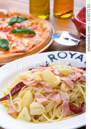 Pizza and pasta 32927110