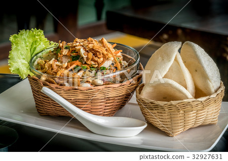 Vietnam's food in bamboo weave bowl 32927631