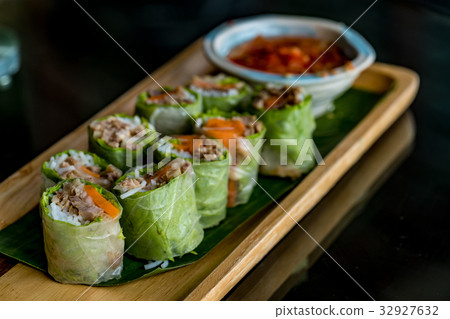 Fresh Spring roll 32927632