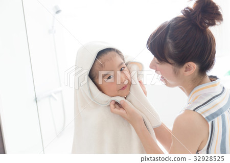 Image of a girl after bath 32928525