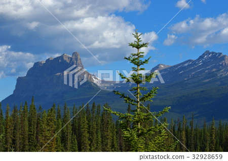 加拿大落基山脈公共洗手間的山脈 加拿大落基山脈公共洗手間的山脈 32928659