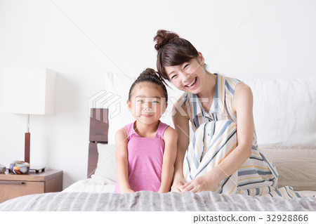 母親和女兒的肖像 32928866