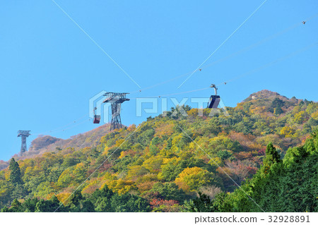 Hira mountain system of autumnal leaves 32928891