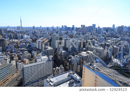 Urban scenery (Tokyo, Skytree from Bunkyo Ward, winter edition) 32929523