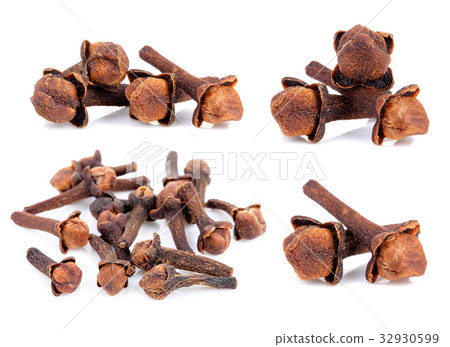 dry cloves on white background dry cloves on white background 32930599