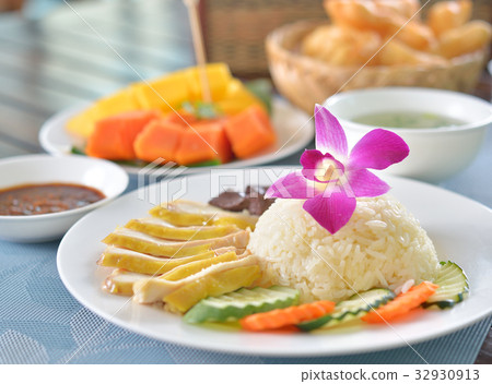 Steam Chicken with Rice (Hainan Chicken) 32930913