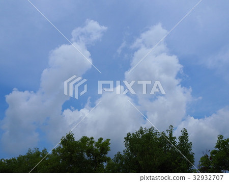 Sky and clouds 32932707