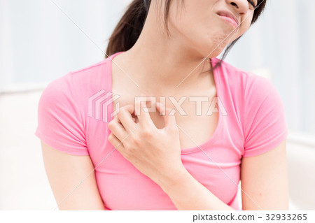 woman with itchy skin 32933265