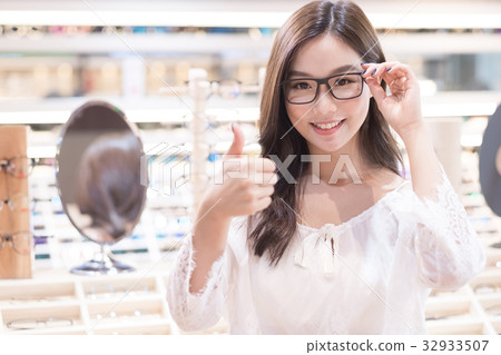 beauty woman wear eyeglasses beauty woman wear eyeglasses 32933507