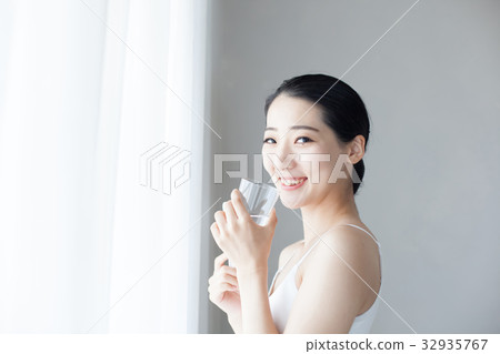 刷牙牙齒保護的婦女牙 刷牙牙齒保護的婦女牙 32935767