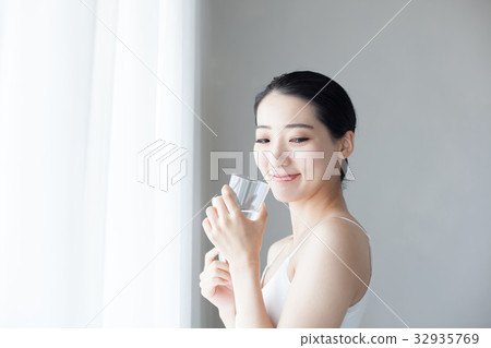 刷牙牙齒保護的婦女牙 刷牙牙齒保護的婦女牙 32935769