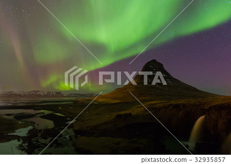 Iceland volcano with northern light 32935857