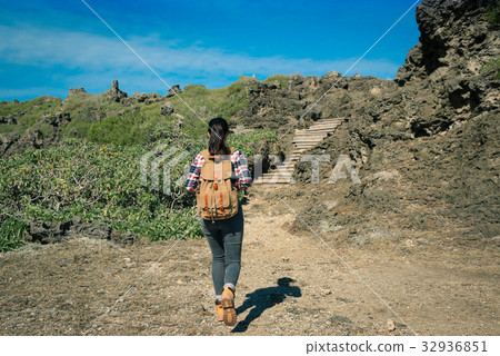 asian woman arrive entrance ready to explore 32936851
